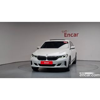 913560