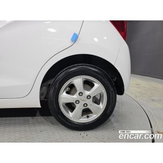 697857
