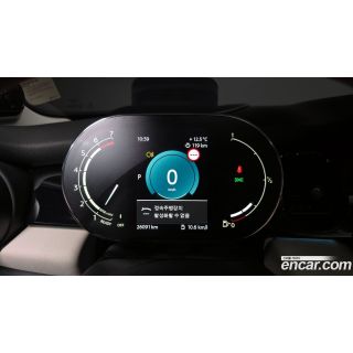 636858