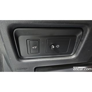 891137