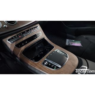 304819