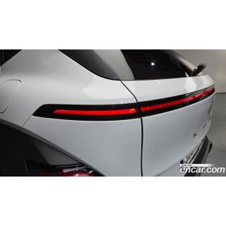 496943