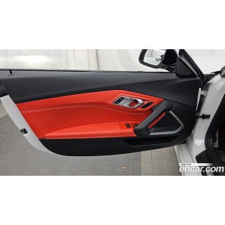 998572