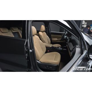913560