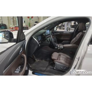 977543