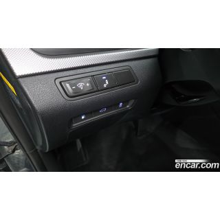 897683