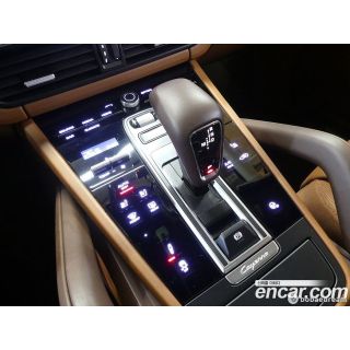 908702