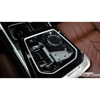 907869