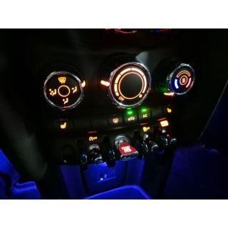 883543