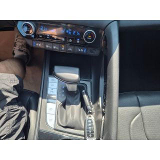 979010