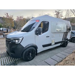 890718