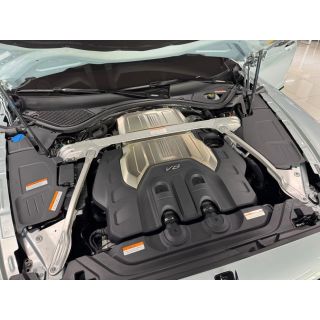 979028