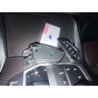 617758