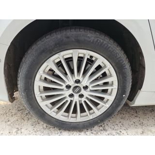 561878