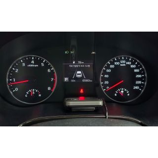 883858