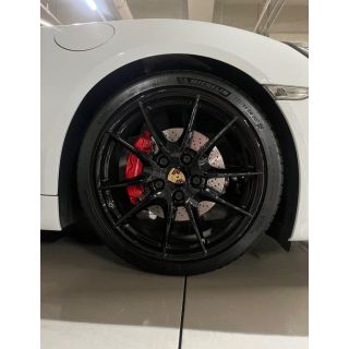 596774