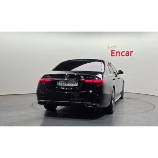 871718
