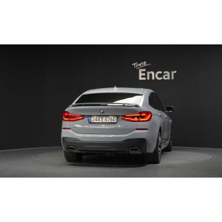 995748