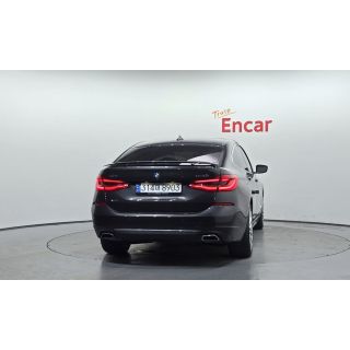 568129