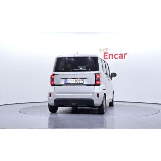 943591