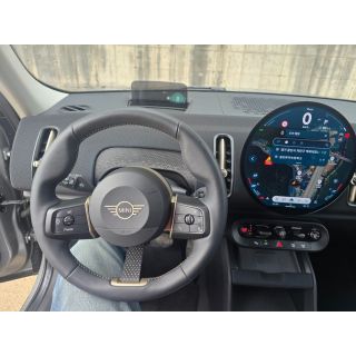 979011