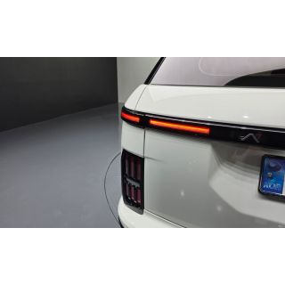911561