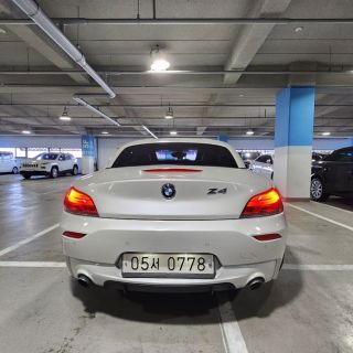 887734