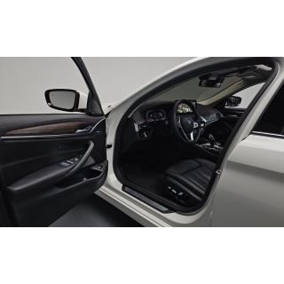 979605