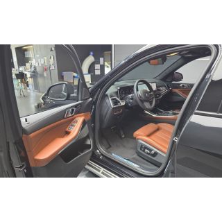 305838
