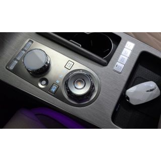 895647