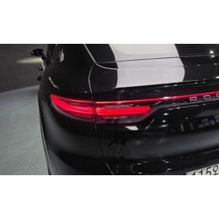 911558