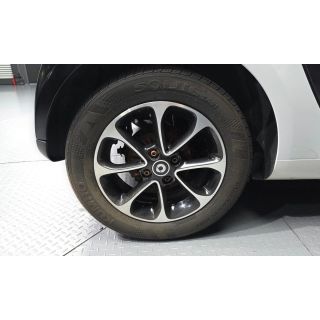 895743