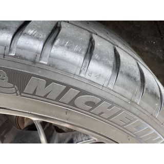 904557