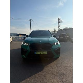 889732