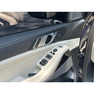 899943