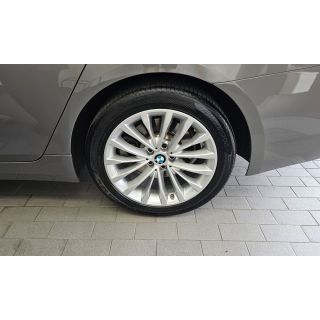 569361