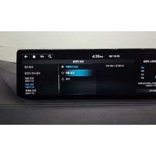 562945