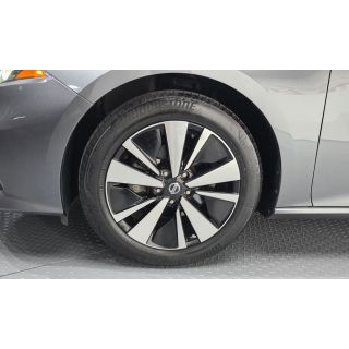 562435