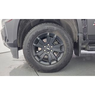 569945