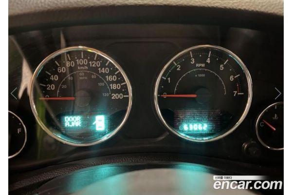 743892
