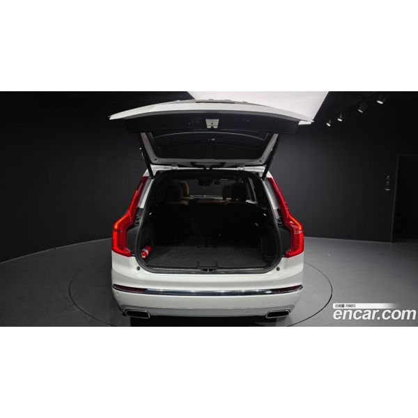 573436