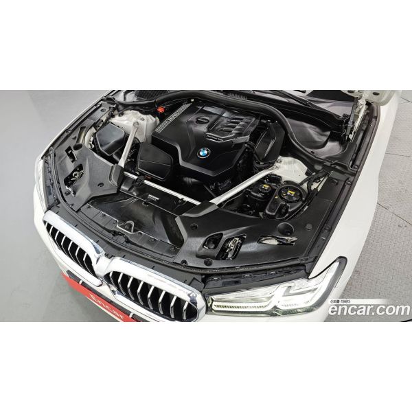 596303
