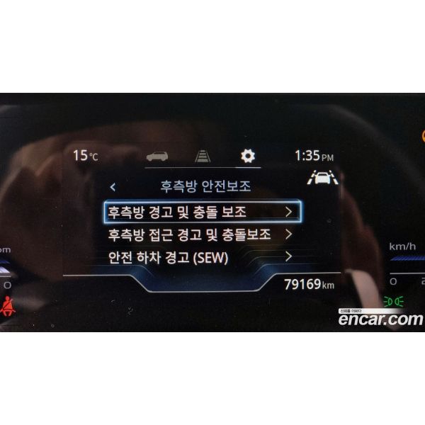 563737