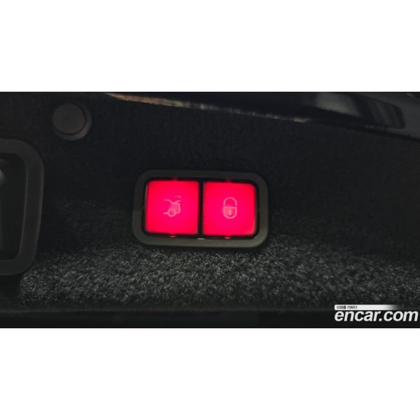 979697