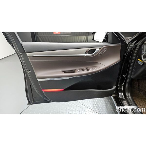 911882