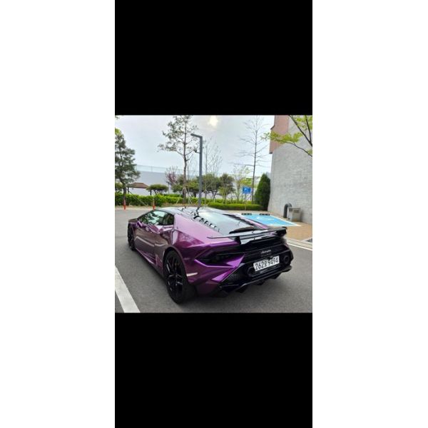 892858