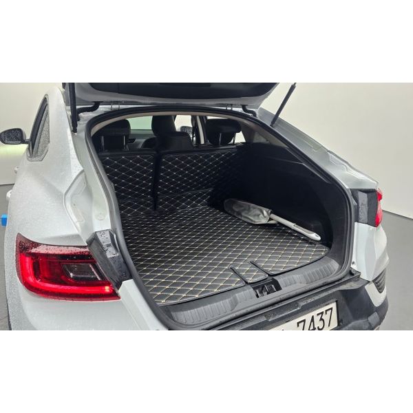 956598