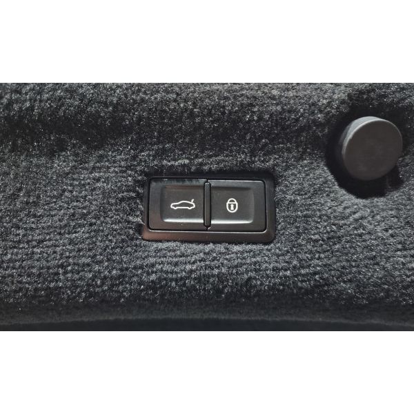 884390