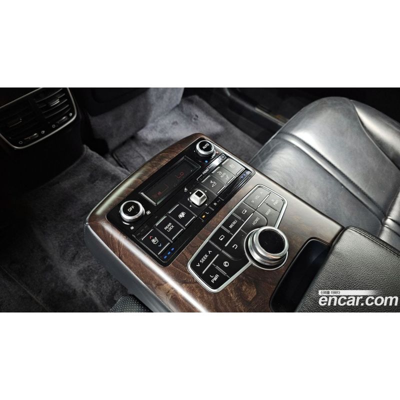 979110