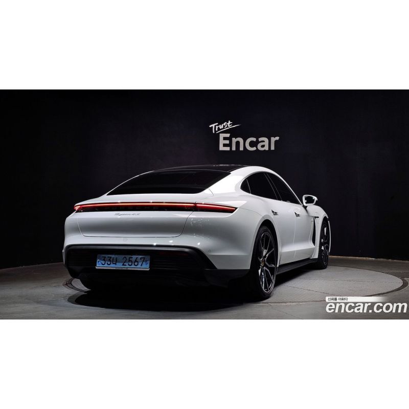 911370